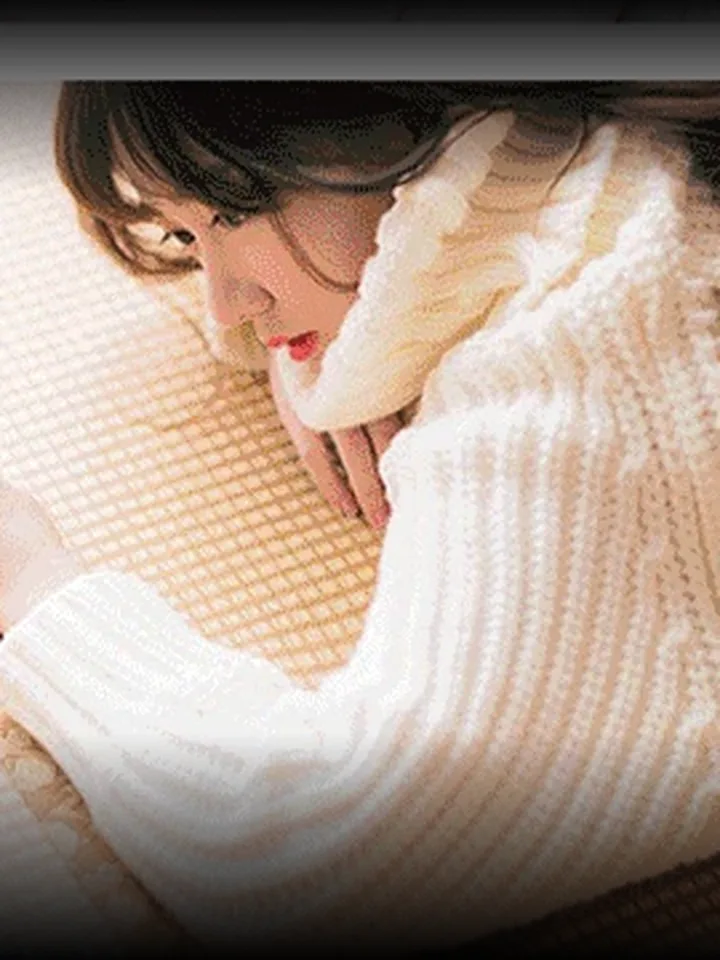 魅影直播深夜电台画面示意，女主播在暖光里低声说话