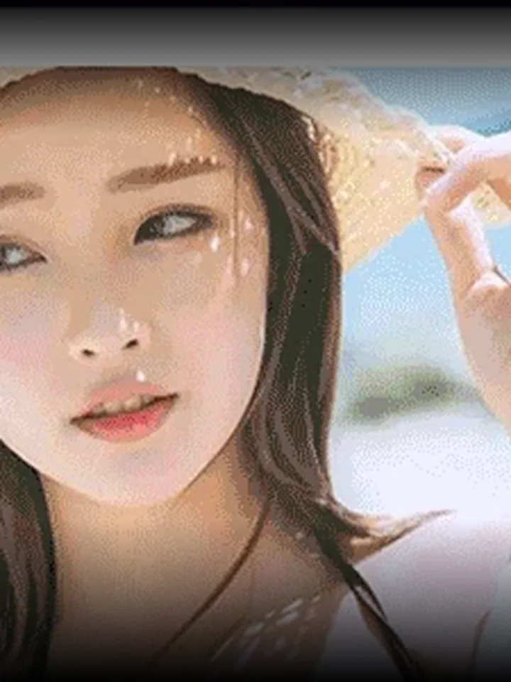 魅影直播同城直播间画面示意，女主播在户外草帽下看镜头